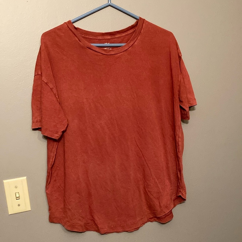 Aerie rust coloured oversized tee with intentional notching.